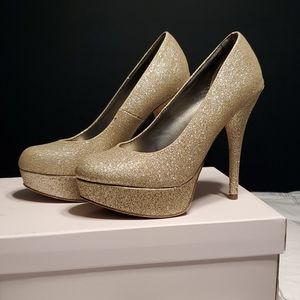 Brash gold pumps